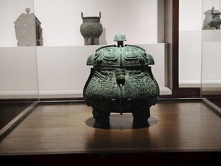 青铜古器展示于博物馆