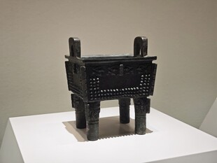 商代青铜鼎展示