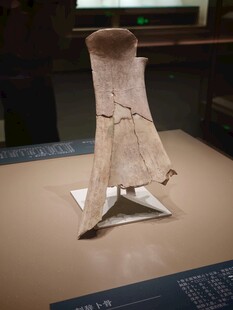 古代陶制三足器物