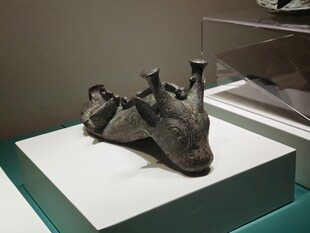 古代青铜雕塑艺术品展示