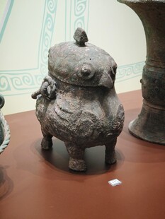 古代青铜鼎造型精美