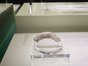 古代精美牙质手镯展示