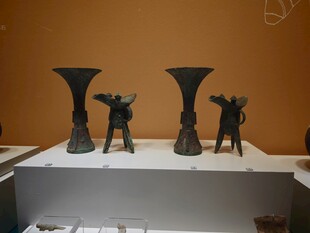 古代青铜酒器展示
