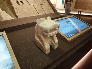 古埃及猫形石雕文物展示