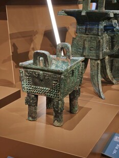 古代青铜鼎展示