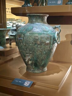 古老青铜花瓶展示于展厅