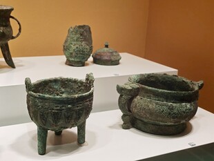 古代青铜器皿展示