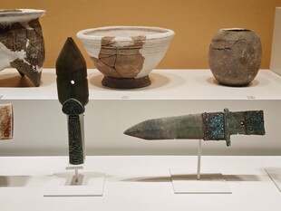 古代兵器与陶器展示