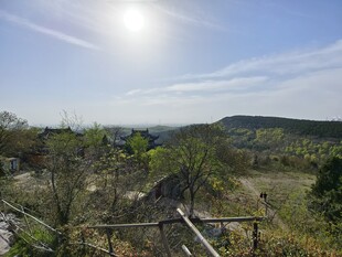 阳光照耀下的山野风光