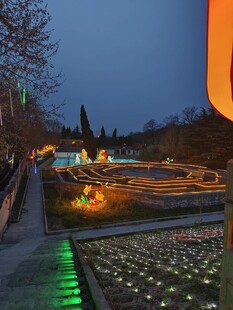 夜幕下的绚丽景观花园