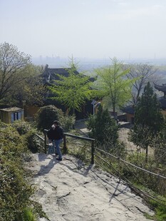 山间小径上的漫步身影