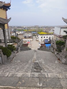 古建台阶俯瞰城镇风光