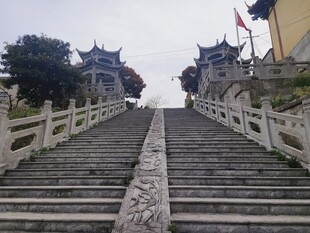 古桥石阶通往中式建筑