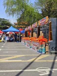 热闹的户外集市摊位场景