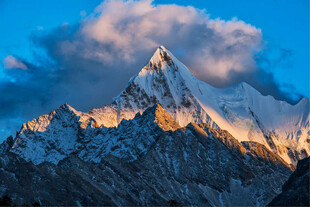 壮丽雪山日出美景