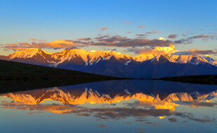 壮丽雪山湖畔绝美日出倒影