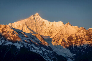 日照金山壮丽雪山美景