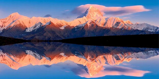 壮丽雪山湖面倒影美景