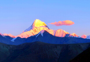 壮丽雪山日出美景