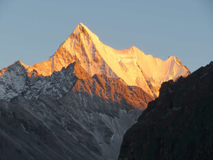日照金山壮丽雪山景观