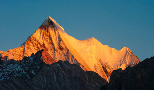 金色霞光下的巍峨山峰