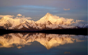雪山倒映湖面绝美风光