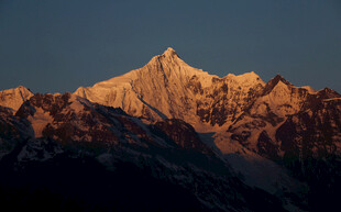 夕阳下的壮丽雪山