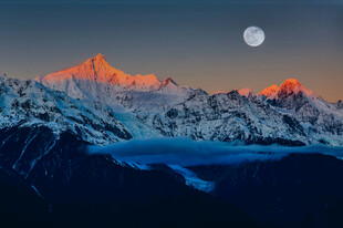 雪山月夜美景