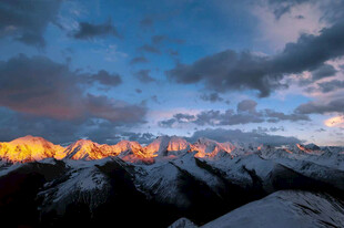 壮丽雪山日出美景