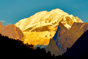 日照金山下的壮丽雪山