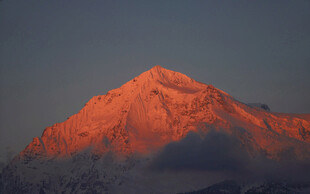 壮丽雪山日出美景
