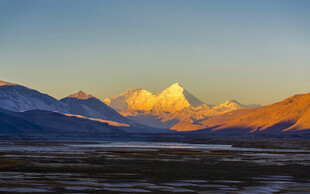 壮丽雪山日出美景