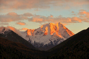 夕阳下的壮丽雪山美景