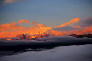 雪山壮丽日出美景