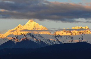 日照金山壮丽雪山美景