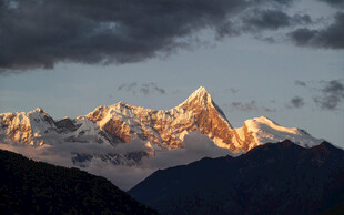 壮丽雪山日出美景