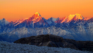 壮丽雪山日出美景