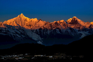 日照金山壮丽雪山美景