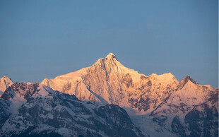 日照金山下的壮丽雪山