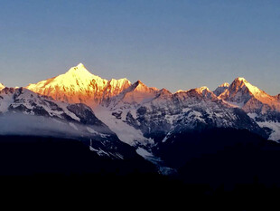 日照金山雪山壮丽景观