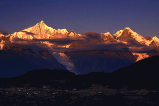 壮丽雪山日出美景