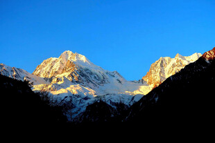 雪山在蓝天映衬下的美景