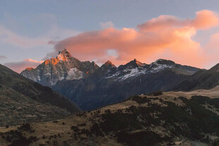 壮丽雪山日出美景