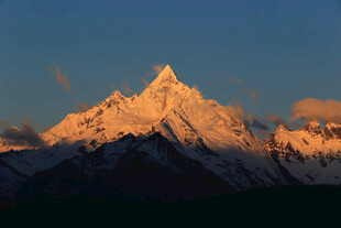 日照金山下的壮丽雪山