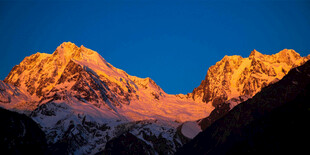 日照金山壮丽雪山美景