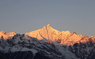 雪山日出壮丽美景