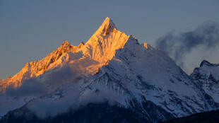 日照金山的壮丽雪山景观