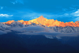日照金山壮丽雪山美景
