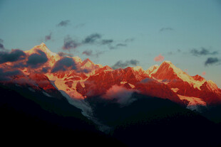 壮丽山巅的绚烂霞光