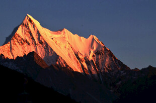 夕阳下的壮丽山峰